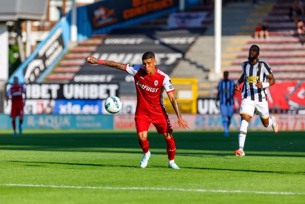 Ayrton Costa no es del gusto de Gago. (Twitter)