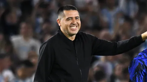 Riquelme va a la carga nuevamente por Alan Velasco.