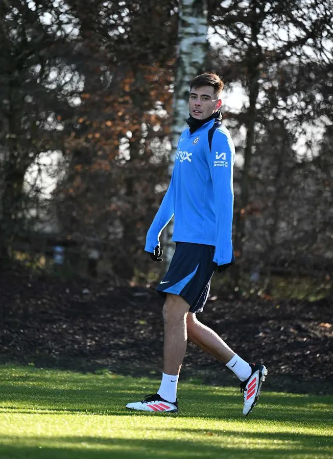 Anselmino ya tuvo su primera semana de entrenamientos con Chelsea. (Twitter)