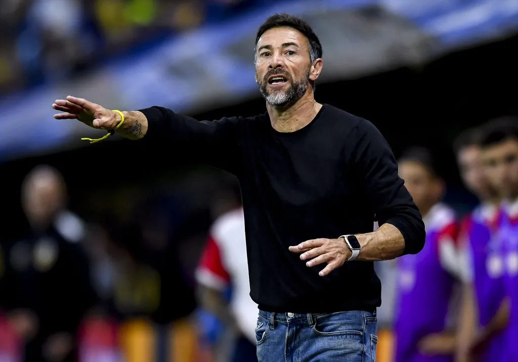 Kily González busca retener a Nicolás Orsini. (Getty Images)