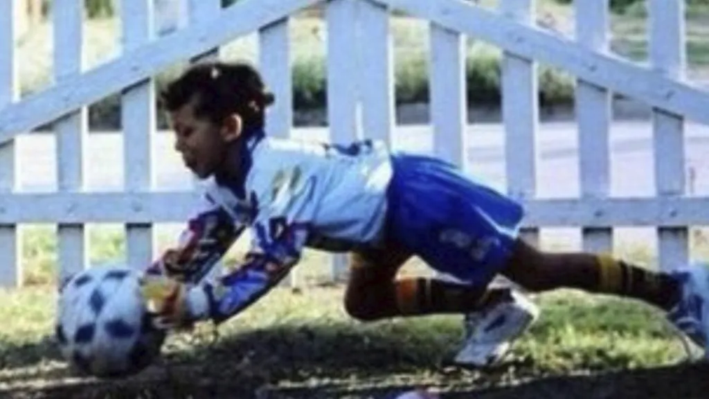 Agustín Marchesín con el buzo del Mono Navarro Montoya