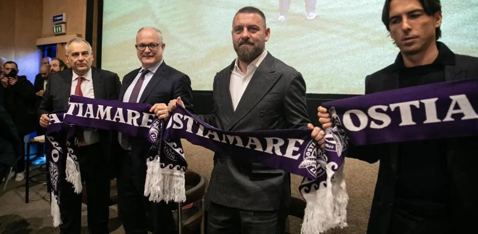 Daniele De Rossi con el Ostia Mare, club del que es propietario. (EFE)