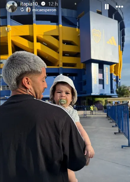 Iván Tapia junto a su hija, en La Bombonera.