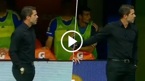 El reclamo de Gago al cuarto árbitro.