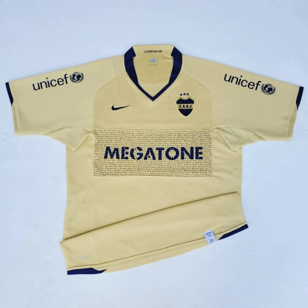 La camiseta complemetamente dorada que Boca utilizó en 2007. (Instagram)