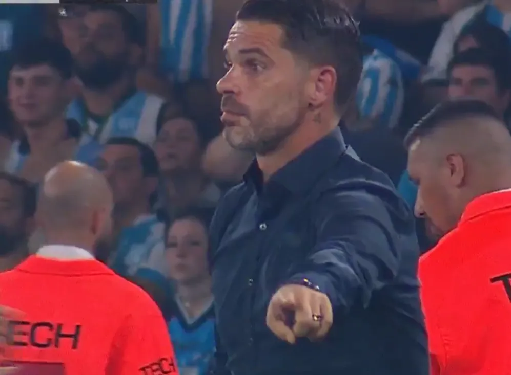 La indicación de Gago a sus jugadores, minutos antes del gol de Racing. (Captura Twitter)