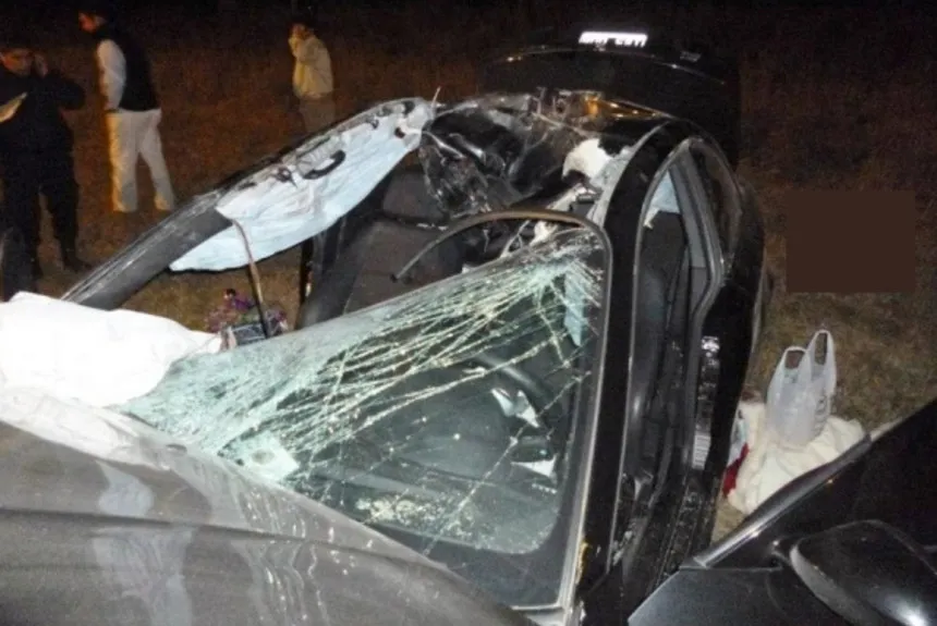 Así quedó el auto que conducía Guillermo Marino tras impactar con un caballo en una ruta de Córdoba.
