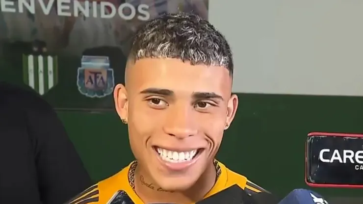 Ayrton Costa se fue expulsado contra Banfield pero fue una de las figuras.