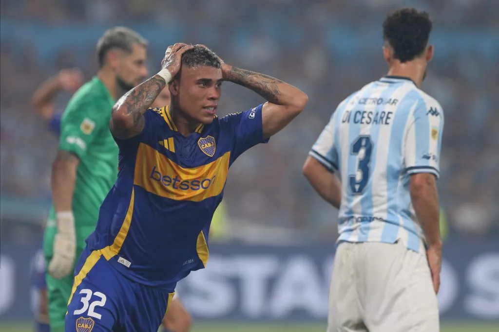 Ayrton Costa, son chances de salir del once de Boca. (Getty Images)
