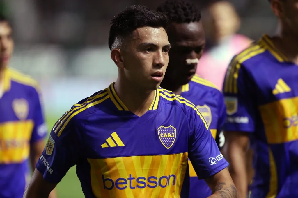 Alan Velasco en el centro los focos por su mal rendimiento en Boca. (Getty)