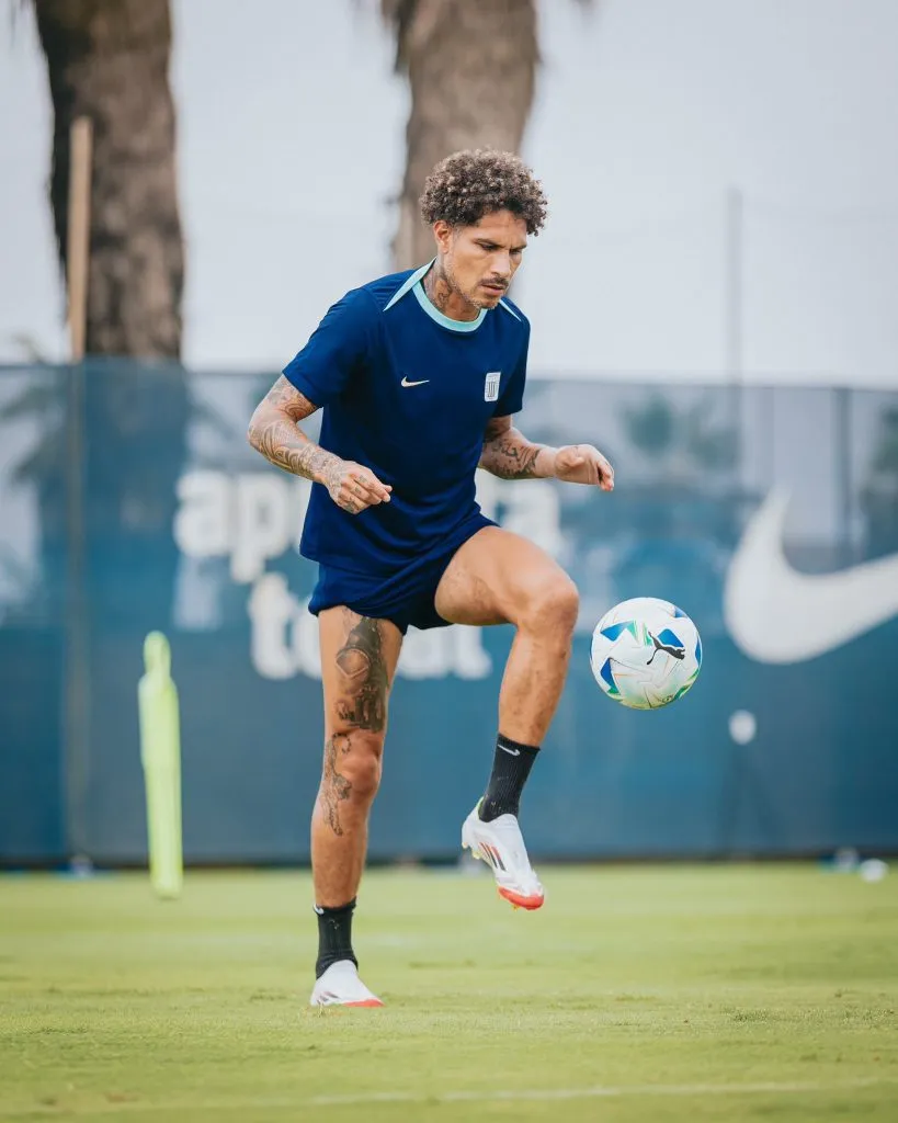 El delantero peruano se recupera de su lesión y podría estar ante Boca el martes. (Alianza Lima Oficial)