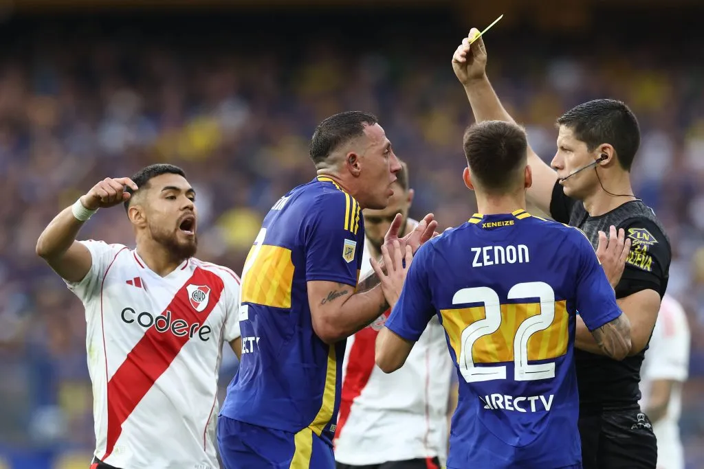 Cristian Lema recibiendo la tarjeta roja vs. River (Getty Images)