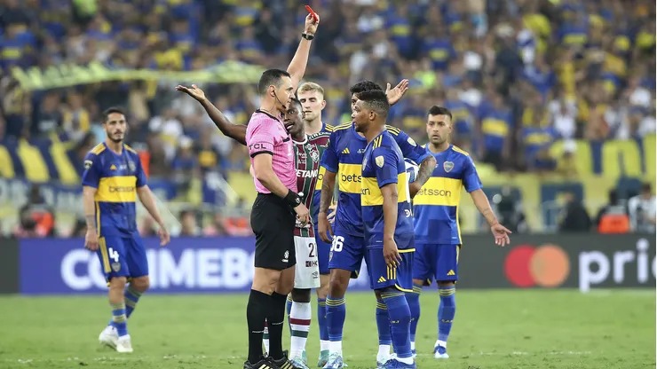 La roja recibida por Fabra en la final de la Copa Libertadores 2023