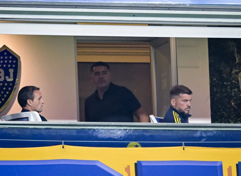 Riquelme, en el palco junto a Ledesma y Herrón. (Getty)