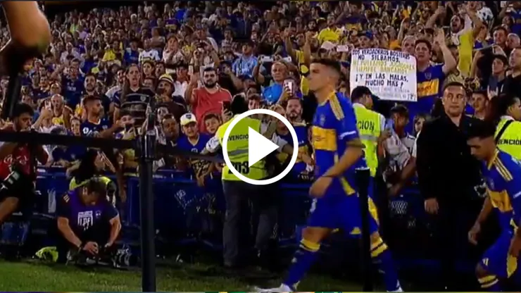 Los hinchas se pronunciaron mientras los futbolistas de Boca salían al campo de juego.
