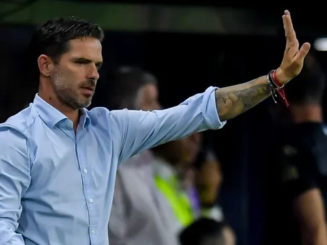 El detalle del cambio de ropa de Gago en conferencia que envía un mensaje sobre Boca