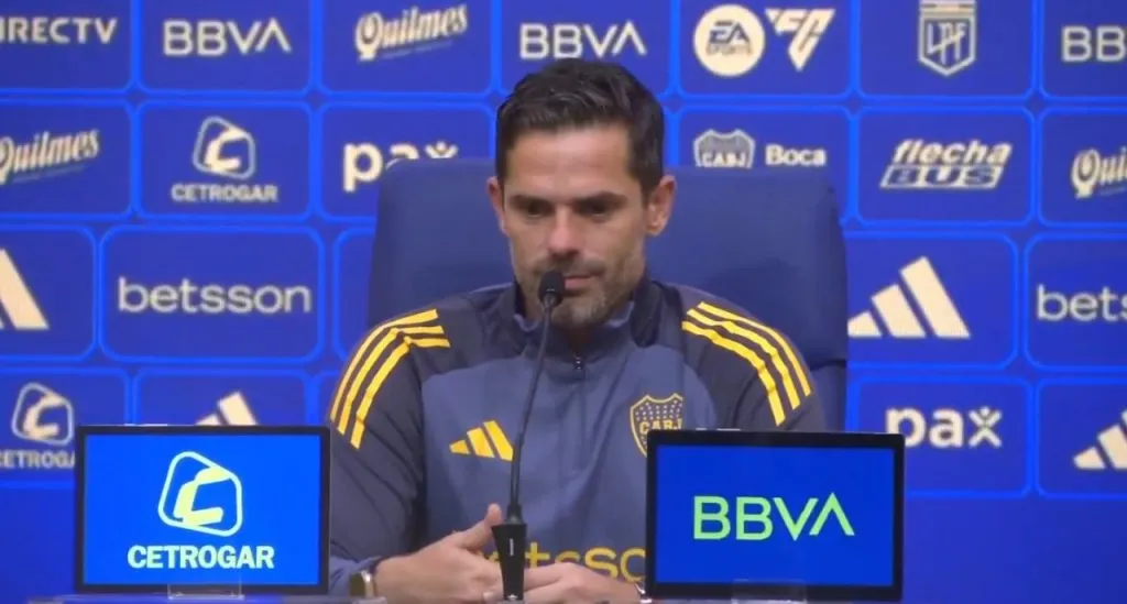 Gago acudió a la conferencia de prensa con una campera de Boca.
