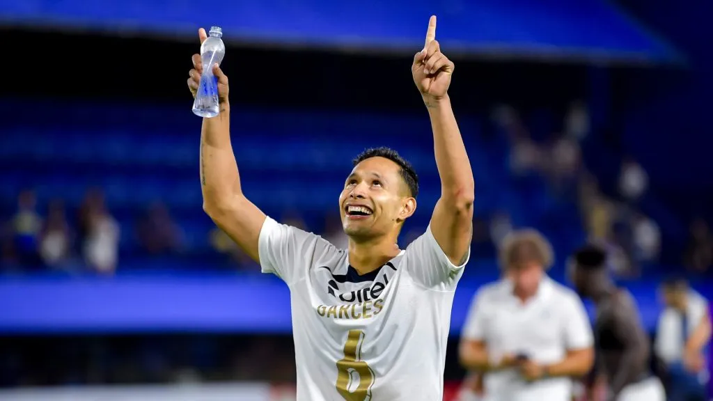 Renzo Garcés tuvo un cruce con Merentiel en La Bombonera. (Getty)