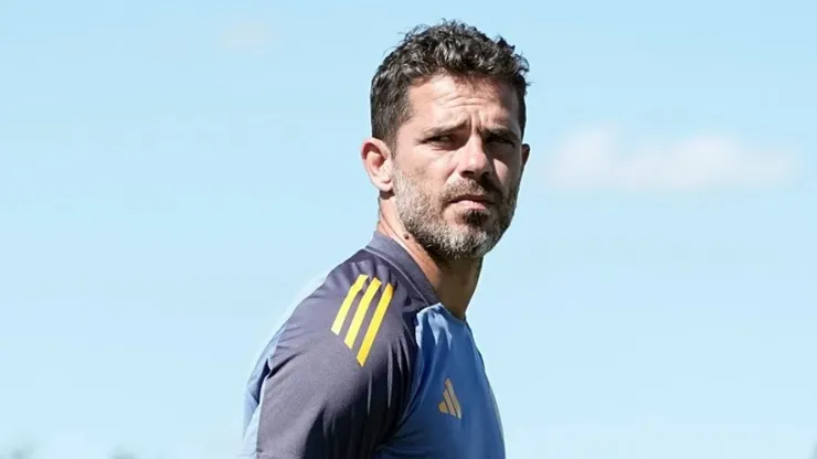 Fernando Gago paró dos equipos en la última práctica en el Predio de Ezeiza.