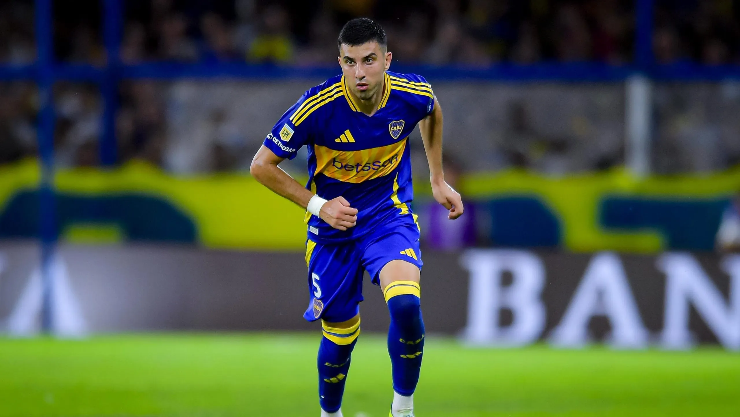 Gago quiere posicionar a Battaglia como volante. Foto: Getty Images