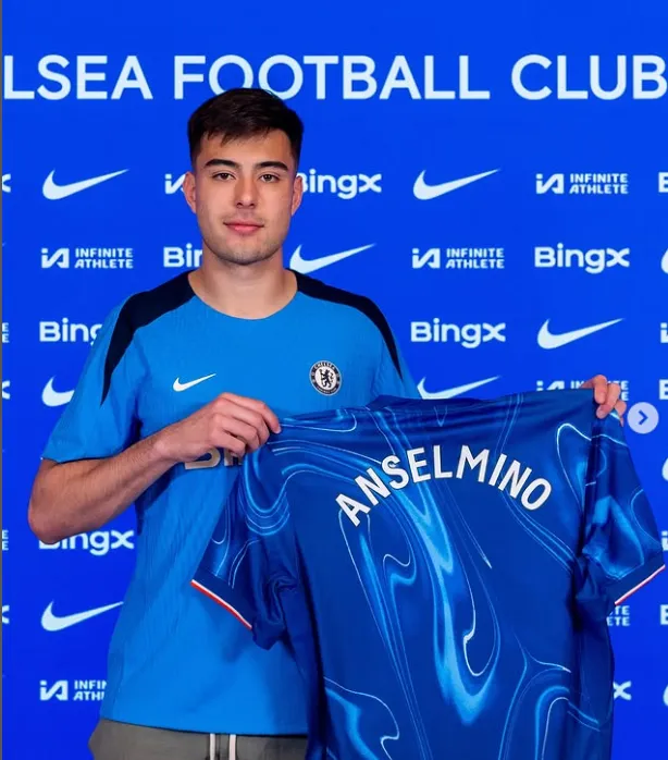 Aaron Anselmino todavía no jugó en Chelsea. (Instagram)