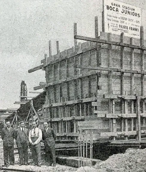 El arquitecto Sulcic, el representante alemán del GEOPE, el ingeniero Delpini y el geómetra Bes, junto a una de las bases de hormigón armado de La Bombonera. (Historia de Boca)