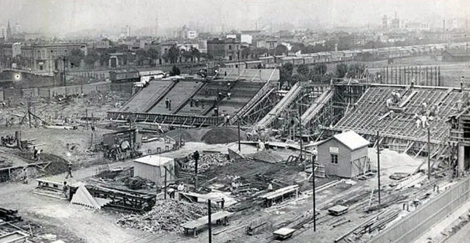 La construcción de la primera bandeja de La Bombonera, sobre la calle Aristóbulo del Valle. (Historia de Boca)