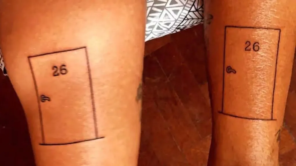 Juan Barinaga tiene tatuada una puerta con el número 26.