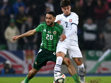 Blondel debutó en Suiza: los carteles con los que fue recibido en el estadio