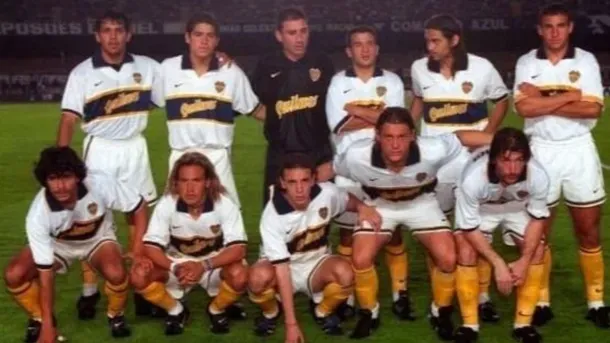 Hernán Florentín (arriba a la izquierda) al lado de Riquelme. (Foto web)