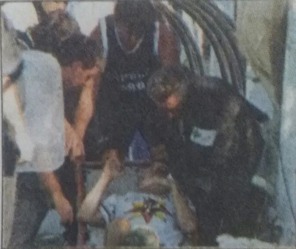 Florentín debió ser retirado en camilla. (Foto del Diario Olé)