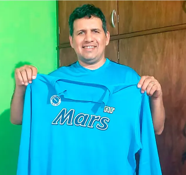 Florentín posa con una camiseta del Nápoli, regalo de Maradona. (Infobae)