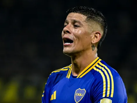 Regalo de un cantante: Marcos Rojo se puso la camiseta de un club de Primera Nacional
