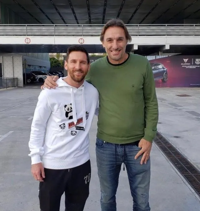 Schiavi junto a Lionel Messi (Captura)
