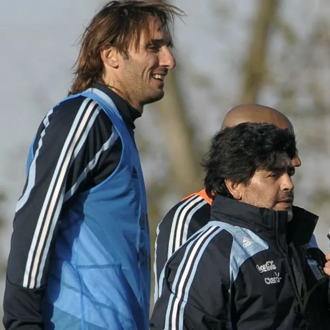 Schiavi junto a Diego Maradona (Captura)