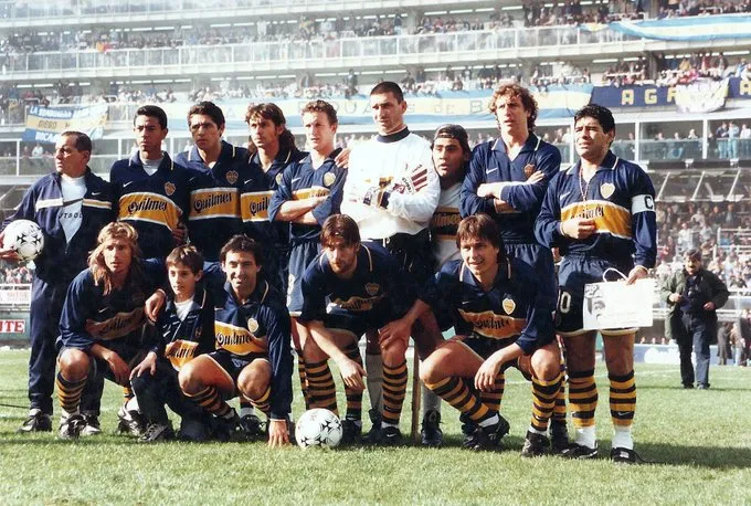 Diego Latorre (abajo, tercer lugar desde la izquierda) y Diego Maradona (ariba a la derecha) en Boca (Captura Twitter)