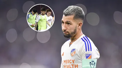 Un jugador de Boca es seguido de cerca por el Cincinnati FC.