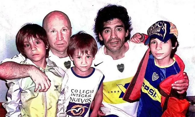 Carlos Mac Allister con Diego Maradona junto a sus hijos (Alexis en el medio)
