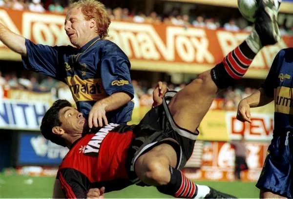 Carlos Mac Allister vs. Maradona en un Boca contra Newell´s en 1993 (Archivo)