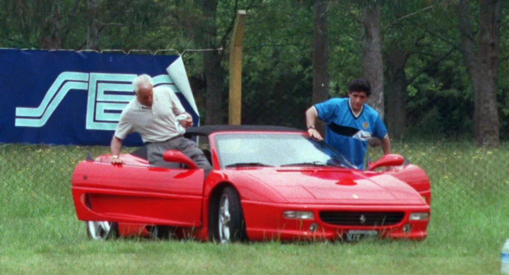 Maradona apareció en una práctica de Boca a bordo de una Ferrari. (Archivo)