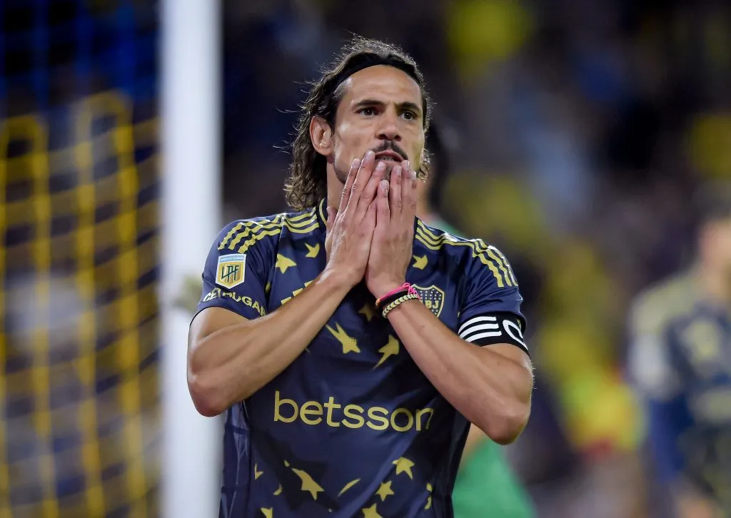 Gago banca a Edinson Cavani en Boca. (Getty)