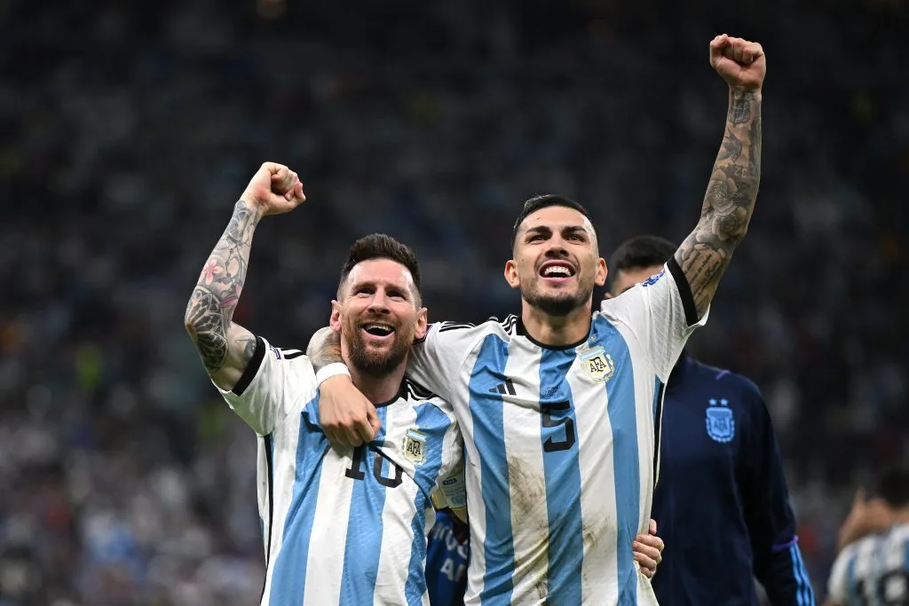 Leandro Paredes junto a Lionel Messi en Qatar 2022 (Getty Images)