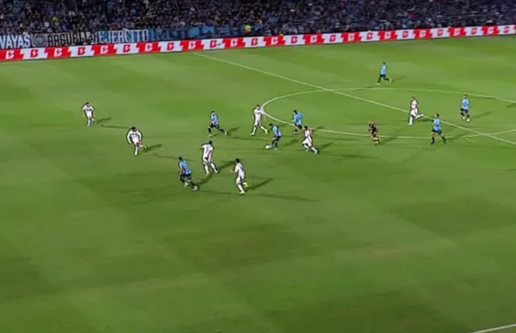 El offside de Jara previo al gol de Belgrano. (Captura)