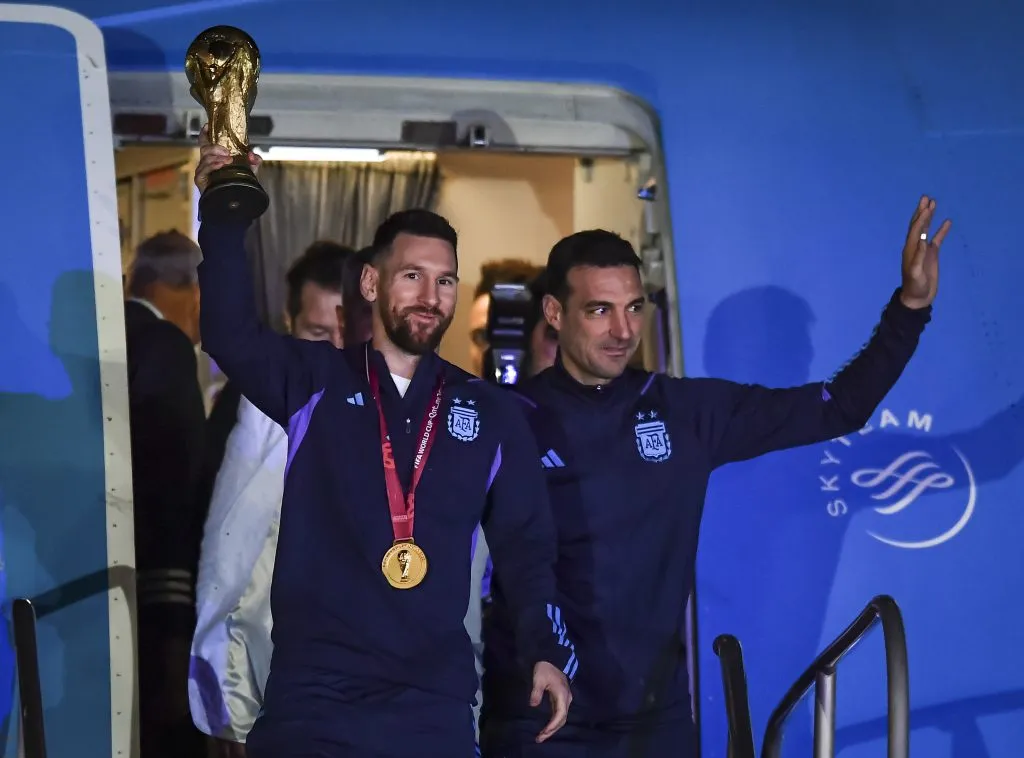 Lionel Messi y Lionel Scaloni con la Copa del Mundo en 2022 (Getty Images)