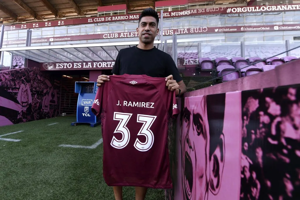 Juan Ramírez, en la presentación con su nuevo club. (@clublanus)
