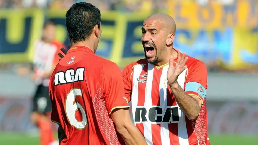 Rojo y Verón con la camiseta de Estudiantes. (Infocielo)