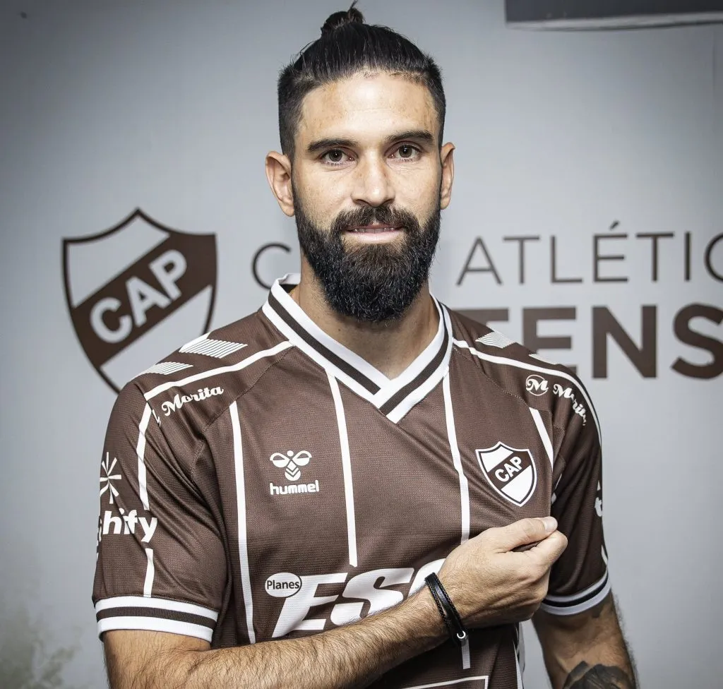 Nicolás Orsini, presentado en su nuevo equipo. (@caplatense)