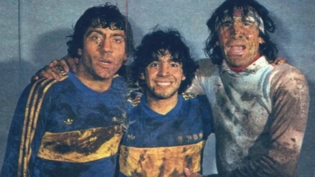 Gatti junto a Maradona y Brindisi. (El Gráfico)