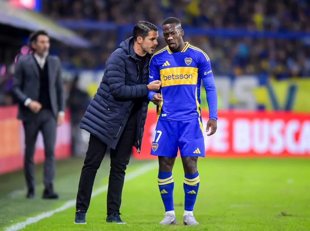 Gago conversa con Advíncula, uno de los que podría ser titular ante River. Foto: Getty.