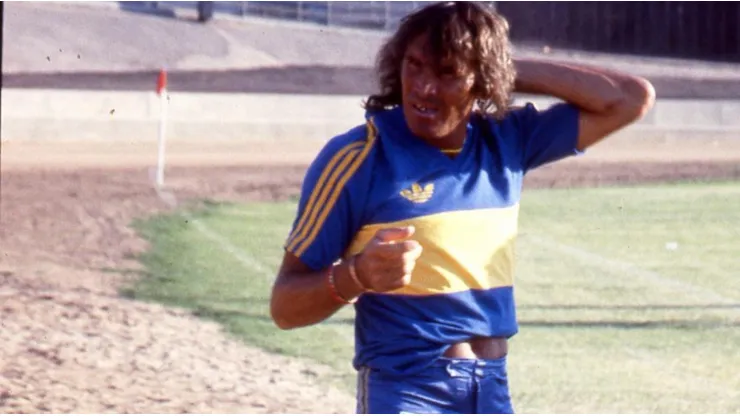 Gatti, vestido de jugador de campo. Una foto para la historia.